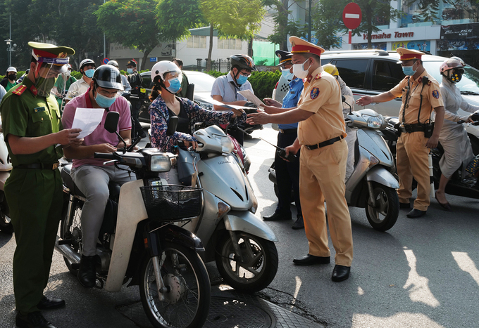 Hà Nội: Không kiểm soát giấy đi đường ở 19 quận, huyện